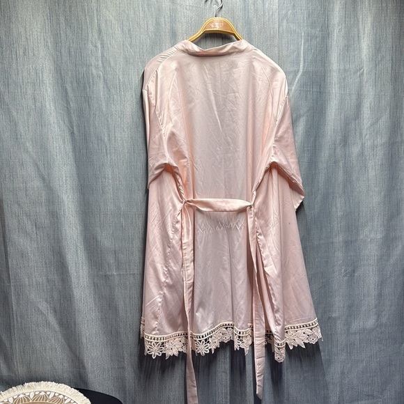 Elegant Pink Lace Trim Robe size medium- large - Picture 8 of 10